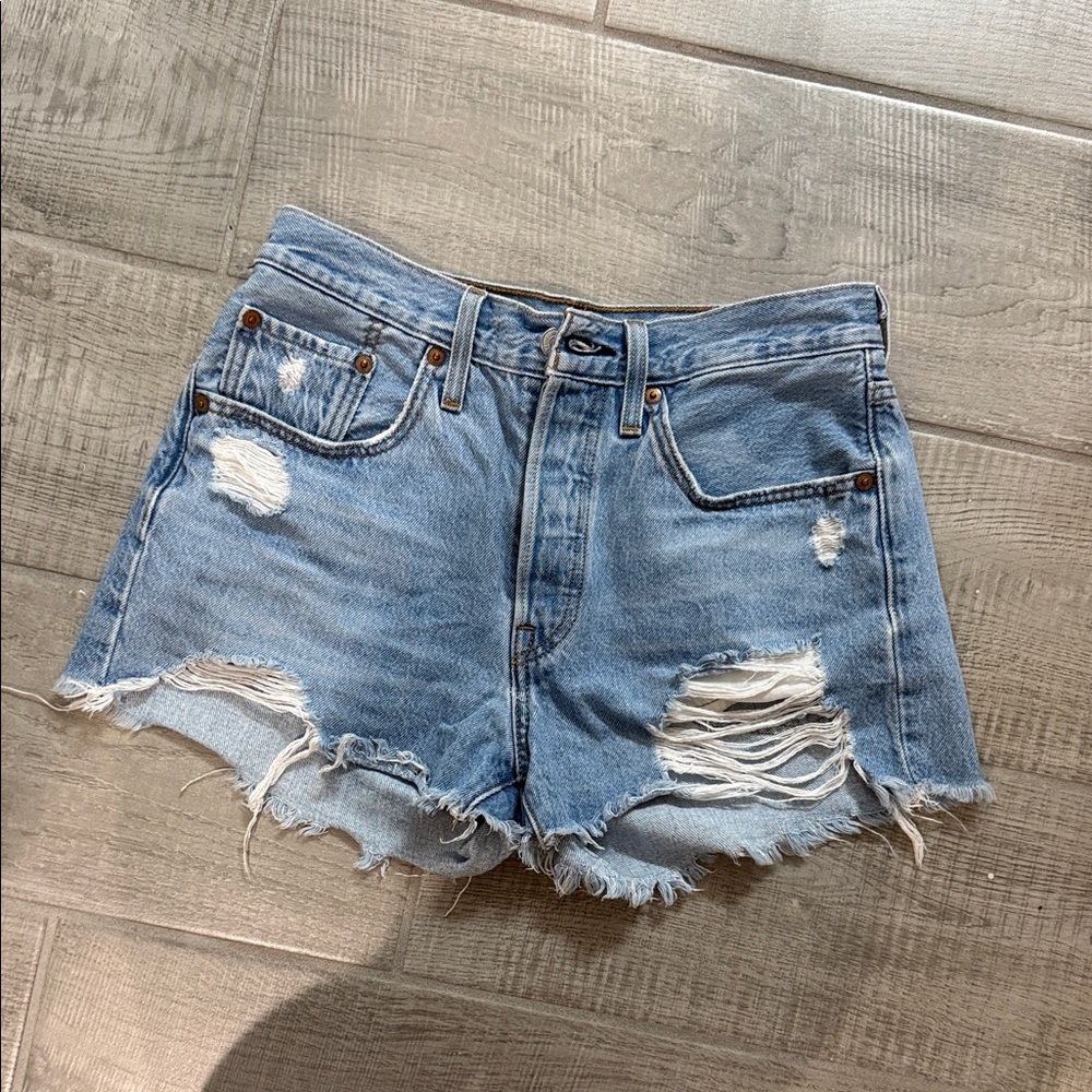 Levi 501 Medium to light wash demin Shorts sz 26